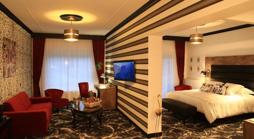 Image of Deluxe Suite with Spa Bath 2