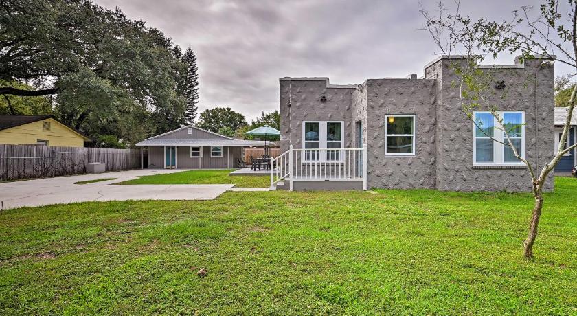 Modern Bungalow with Gas BBQ, Short Walk to Downtown photo