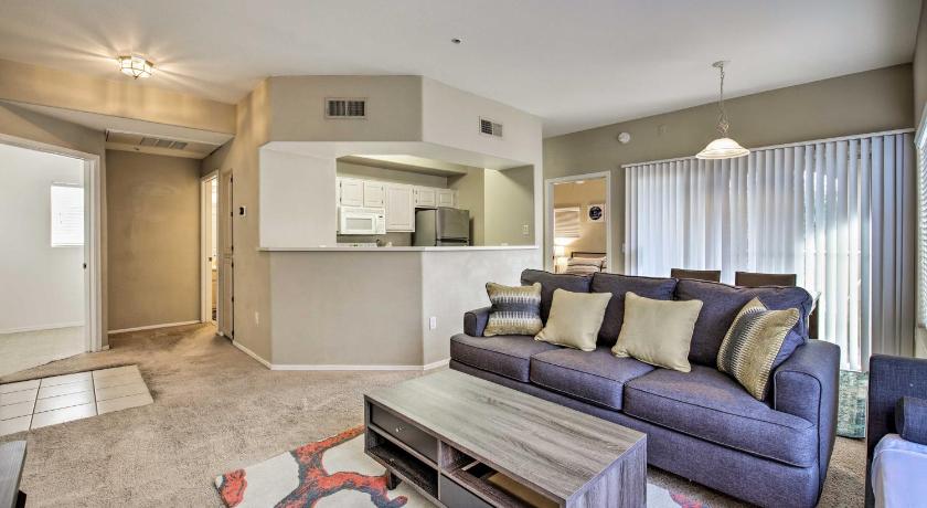 a living room filled with furniture and a couch, Condo with Pool Access, 5 Mi to Tempe Diablo Stadium in Phoenix (AZ)