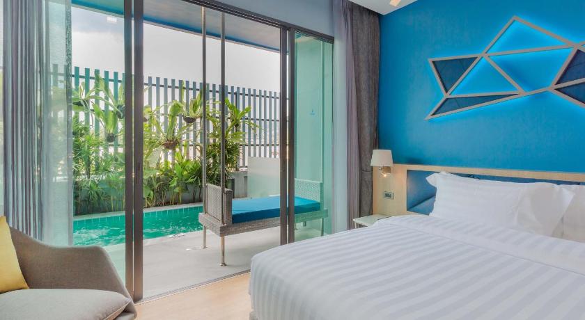 Image of Deluxe Plunge Pool 3