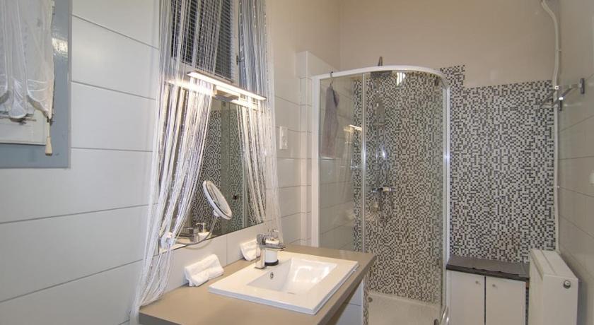 a bathroom with a shower, sink, and toilet, Soda apartman in Gyor