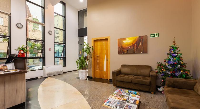 a living room filled with furniture and a fire place, Tri Hotel & Flat Caxias in Caxias Do Sul