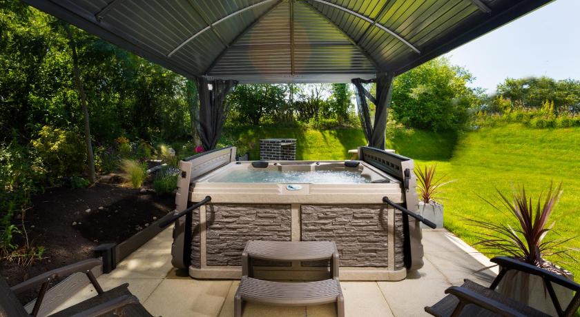 Poet S Corner 2 Bedroom Lodge With Hot Tub In Warton Room Deals