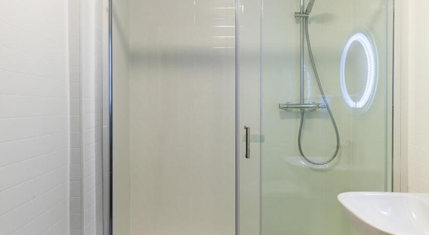 a bathroom with a shower, toilet, and sink, OYO Townhouse Apollo in London