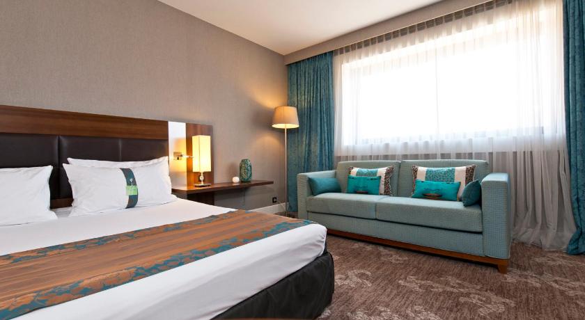 Image of 1 King Bed Standard With Sofa Bed 0