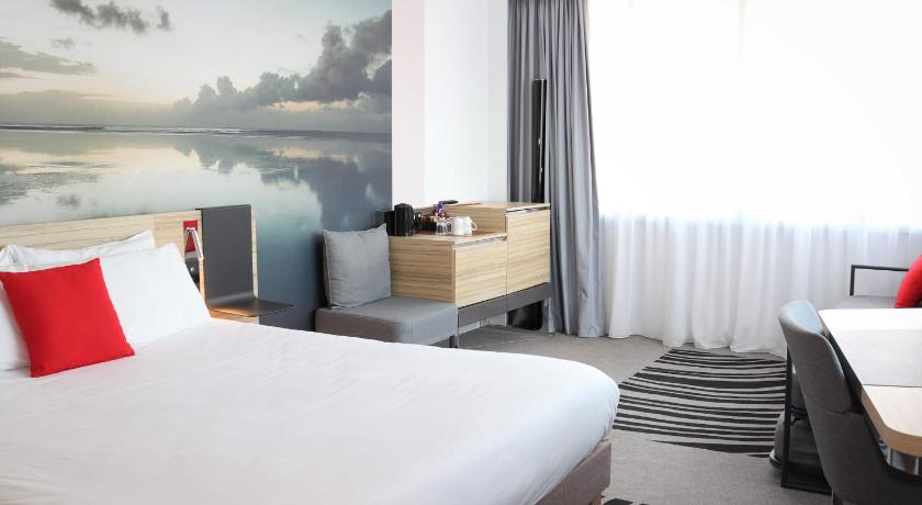 Image of Superior room with Queen-size bed and convertib le sofa 7