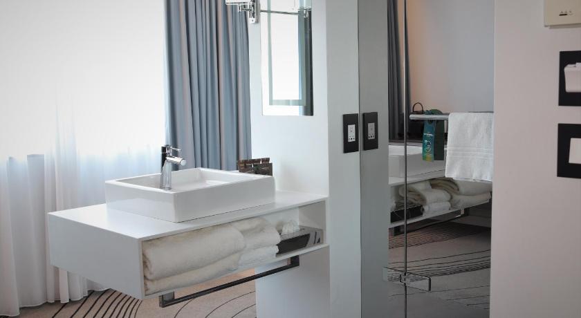 Image of Executive Room With Queen Size Bed & Convertibl e Sofa 2