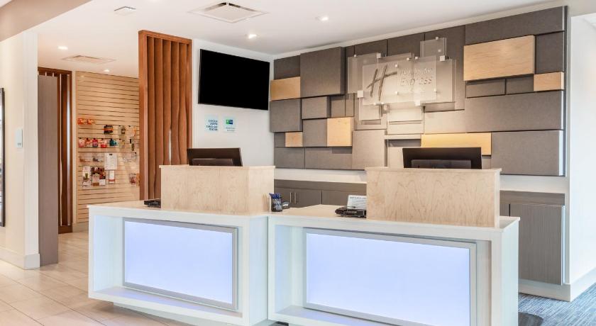 Holiday Inn Express And Suites Springfield North photo
