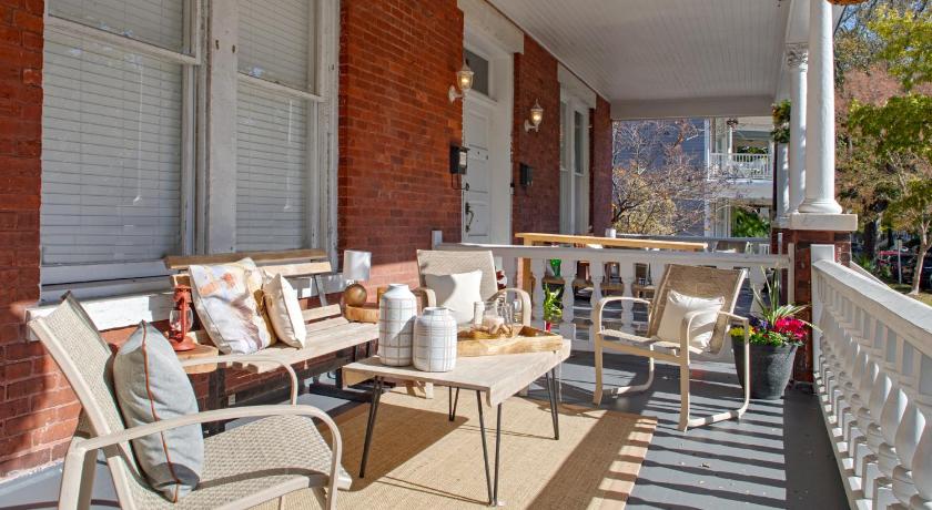 2 Bedroom Renovated Townhouse in Downtown Savannah photo