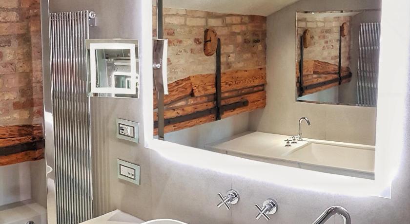 Image of Suite Junior Rooftop doble o con 2 camas (Rooftop Double or Twin Junior Suite) 8