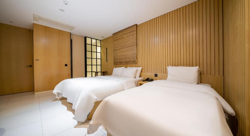 Фото: Семейный номер Делюкс с 2 отдельными кроватями (Deluxe Family Twin Room) 0