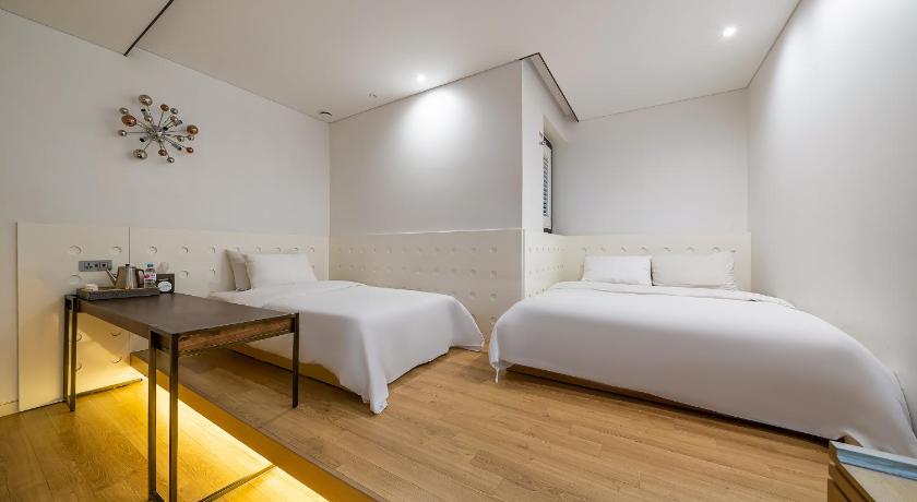 Фото: Семейный номер Делюкс с 2 отдельными кроватями (Deluxe Family Twin Room) 8