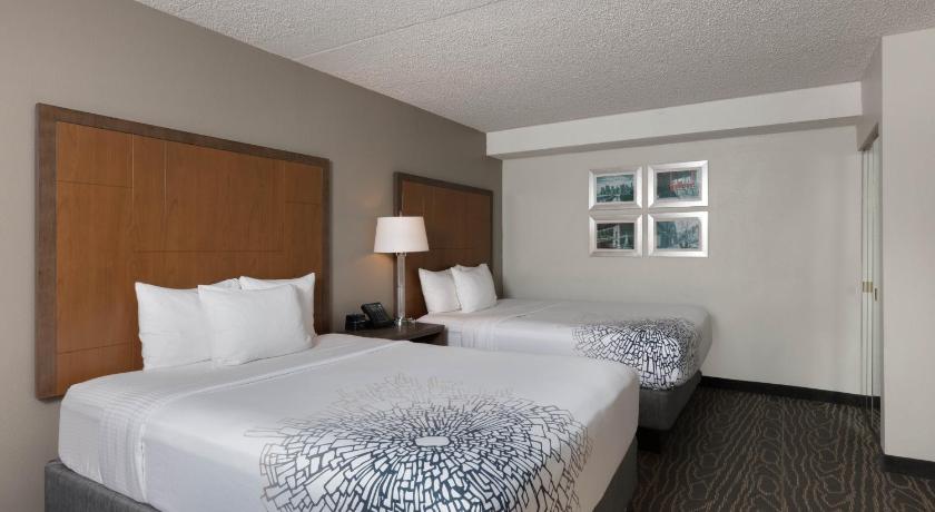 La Quinta Inn and Suites by Wyndham Secaucus Meadowlands photo