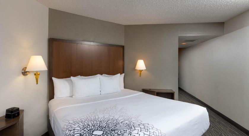 La Quinta Inn and Suites by Wyndham Secaucus Meadowlands