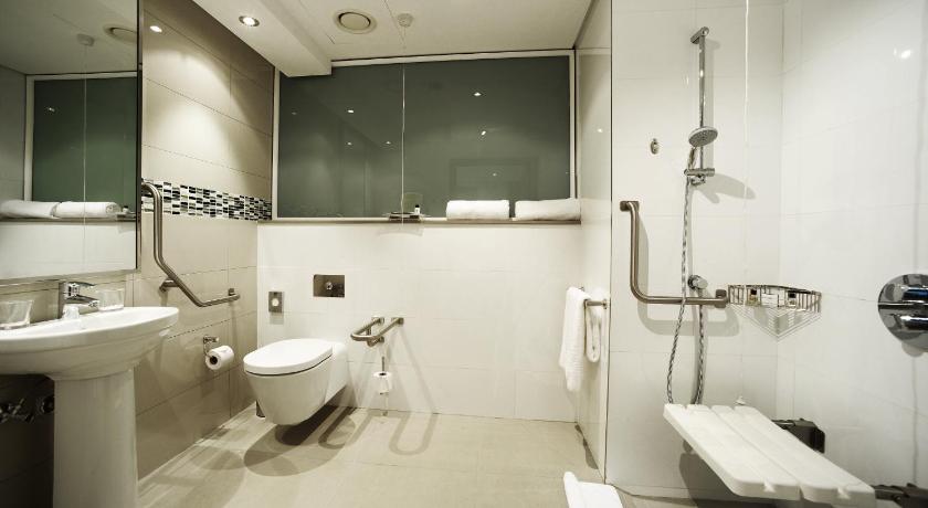 Image of 1 Queen Standard Accessible 2