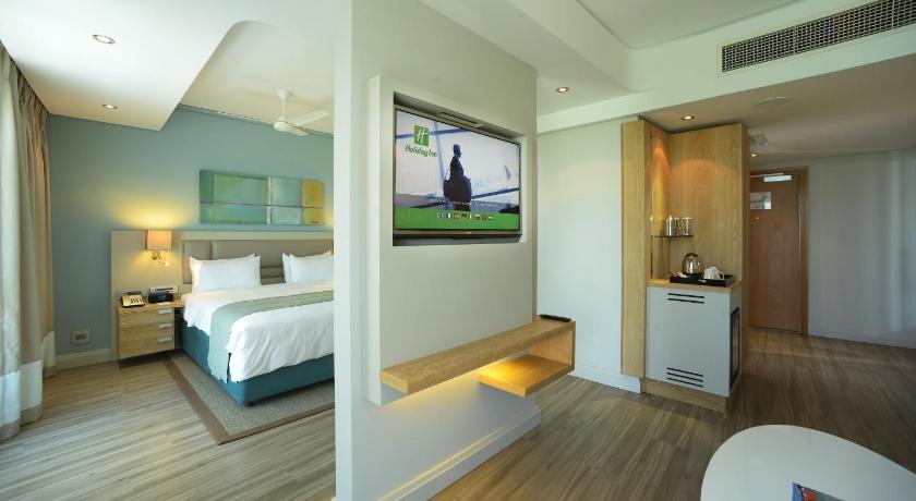 Image of 1 Queen Bed Suite Additional Living Area 3