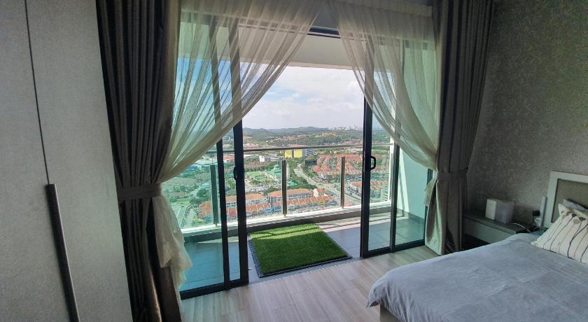 a bedroom with a view of the ocean, MHB 30 SUlTE EVO SOHO BANDAR BARU BANGI in Kuala Lumpur