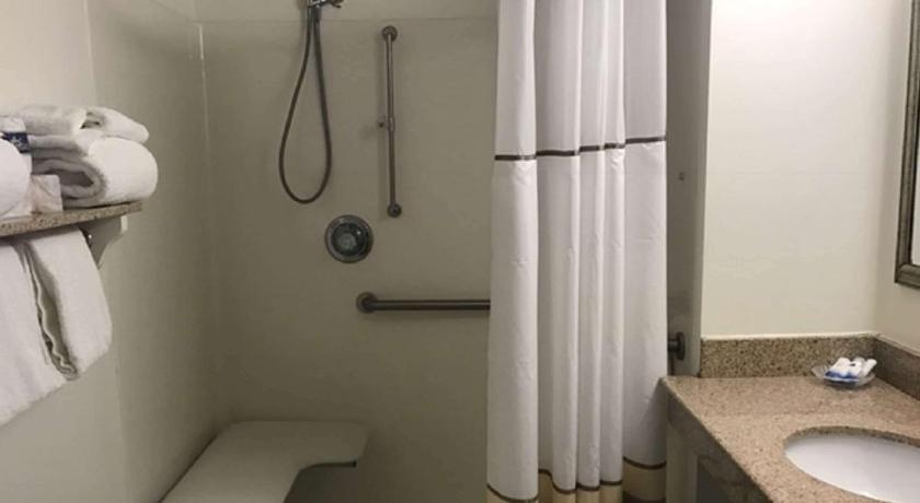 Ramada Plaza by Wyndham Virginia Beach photo