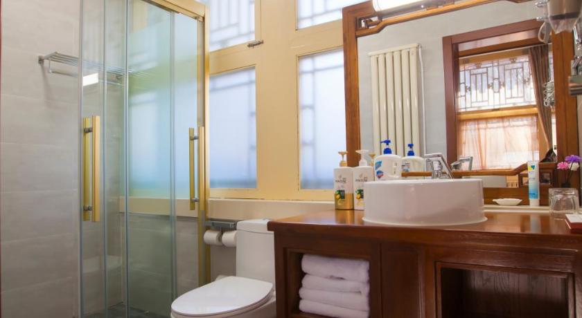 a bathroom with a toilet, sink and tub, Beijing Jingyuan Courtyard Hotel in Beijing