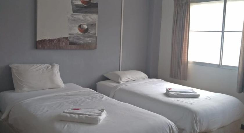 a hotel room with two beds and two lamps, Say Cheese Guesthouse in Hua Hin / Cha-am