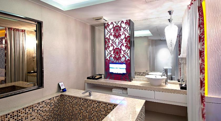 a bathroom with a sink, mirror, and bathtub, Holly Wood Motel in Changhua