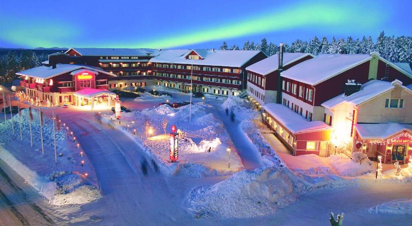 a ski resort with a lot of snow on the ground, Hotel Hullu Poro in Levi