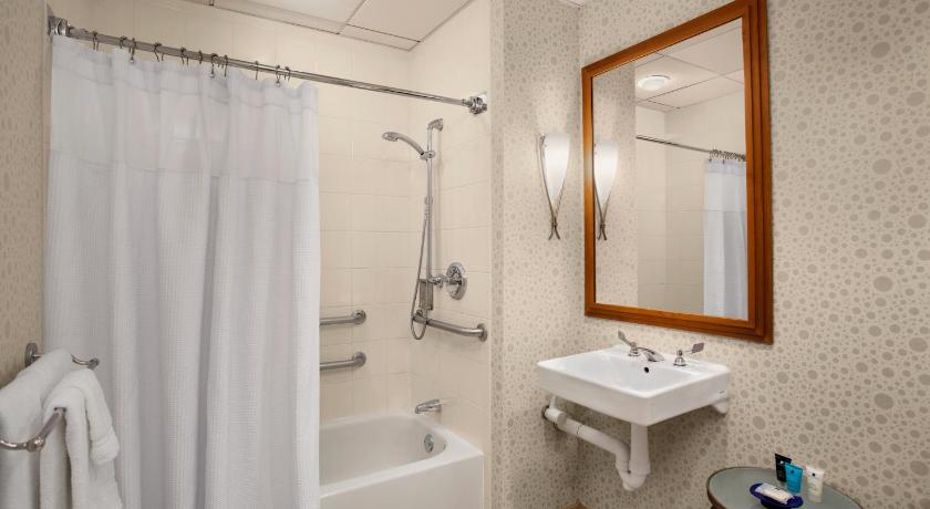 a bathroom with a sink, toilet and bathtub, Crowne Plaza San Francisco Airport in San Francisco (CA)
