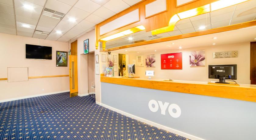 a room that has a lot of lights on the walls, OYO The Chiltern Hotel in Luton