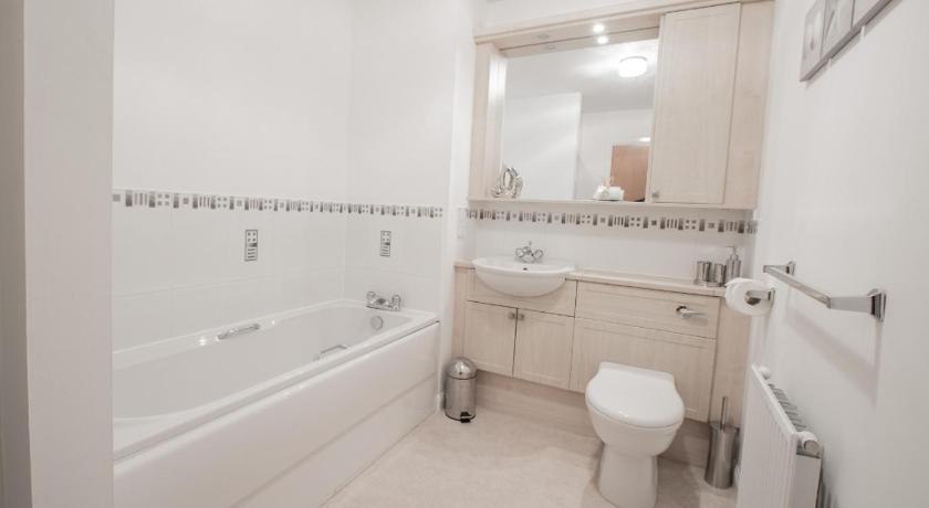 Orange Town House - Shaw Road, Only 6 Minutes to City Centre photo
