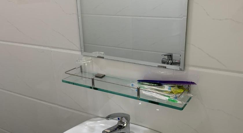a bathroom sink with a mirror above it, Nha Nghi Diem Hang in Tay Ninh