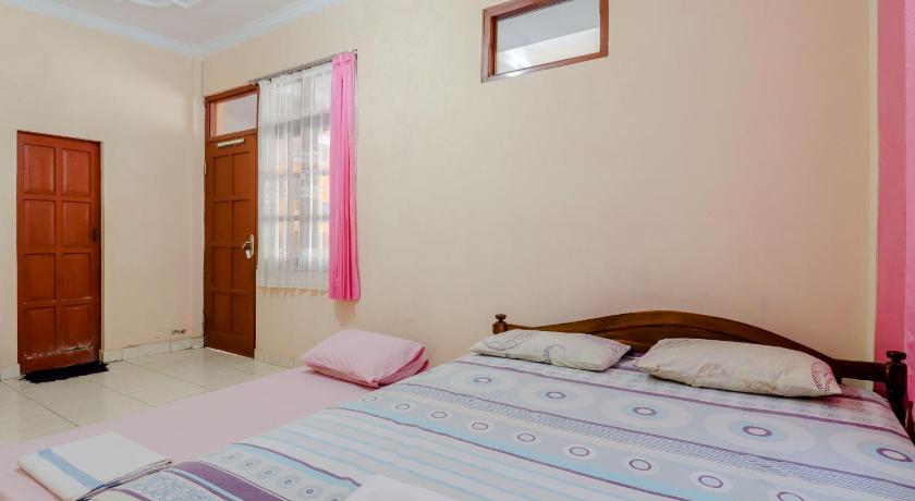 a bedroom with a bed and a dresser, Hotel Kukup Indah in Bedoyo