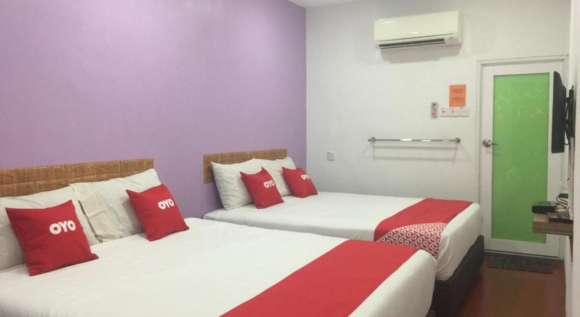 a hotel room with two beds and two lamps, OYO 89671 Changlun Star Motel in Changlun