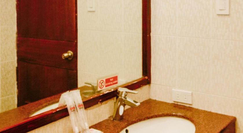 Bathroom, East View Hotel in Bacolod (Negros Occidental)