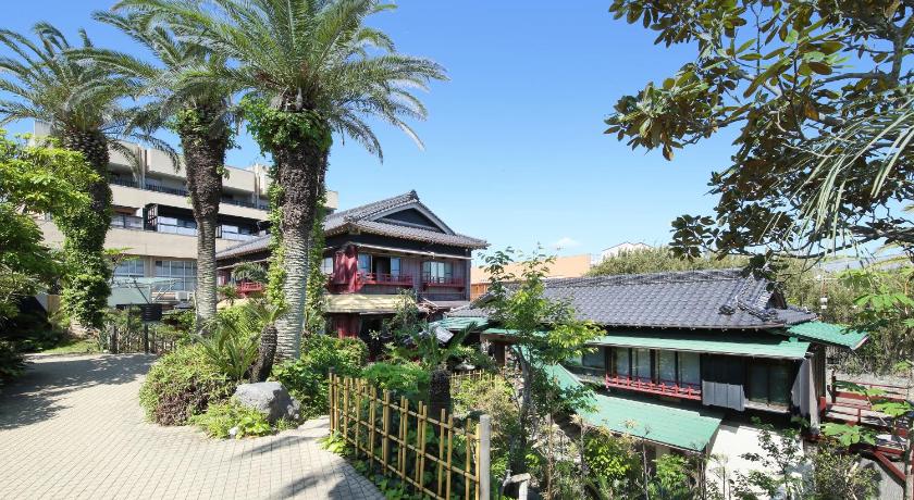 a scenic view of a city with palm trees and palm trees, Ryokan Chikurakan in Tateyama