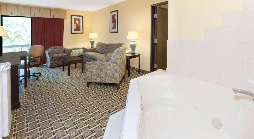 Days Inn & Suites by Wyndham Madison Heights MI