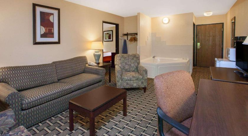 Days Inn & Suites by Wyndham Madison Heights MI