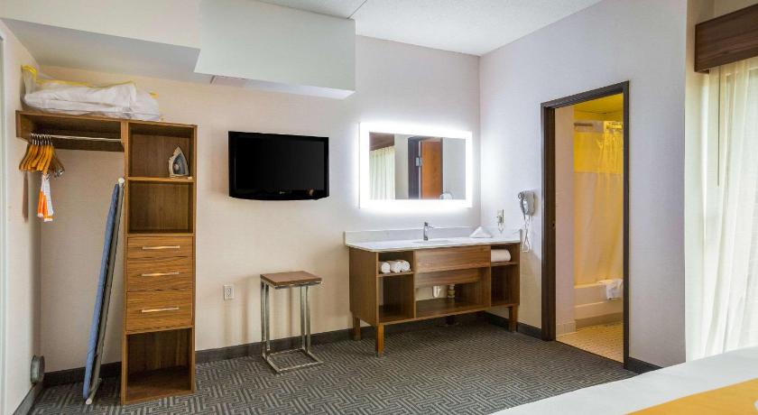 Quality Suites Lansing