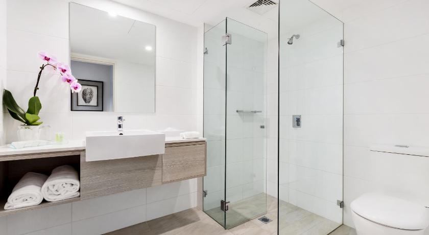 Bathroom, Miramare Gardens Hotel in Sydney