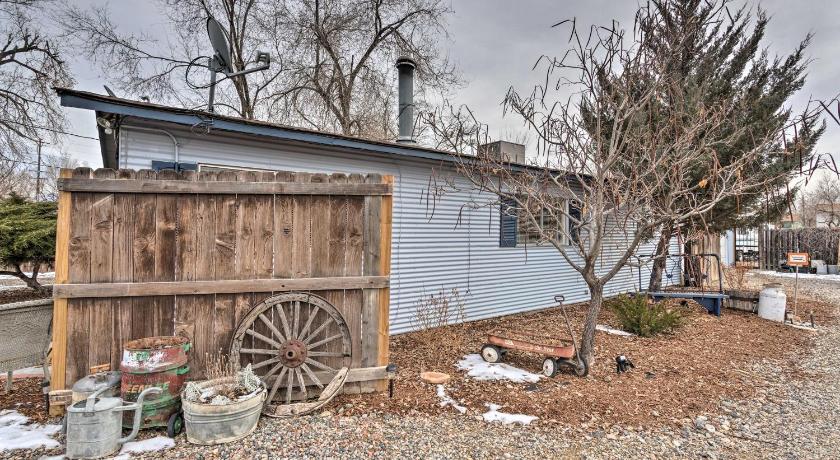 Quaint and Cozy Cottage 3 Mi to Palisade Wineries! photo