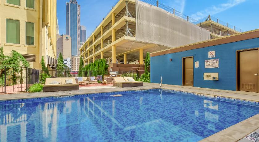 a swimming pool with a large swimming pool in front of a building, Luxury Downtown Dallas Stay by Amyfinehouse in Dallas (TX)
