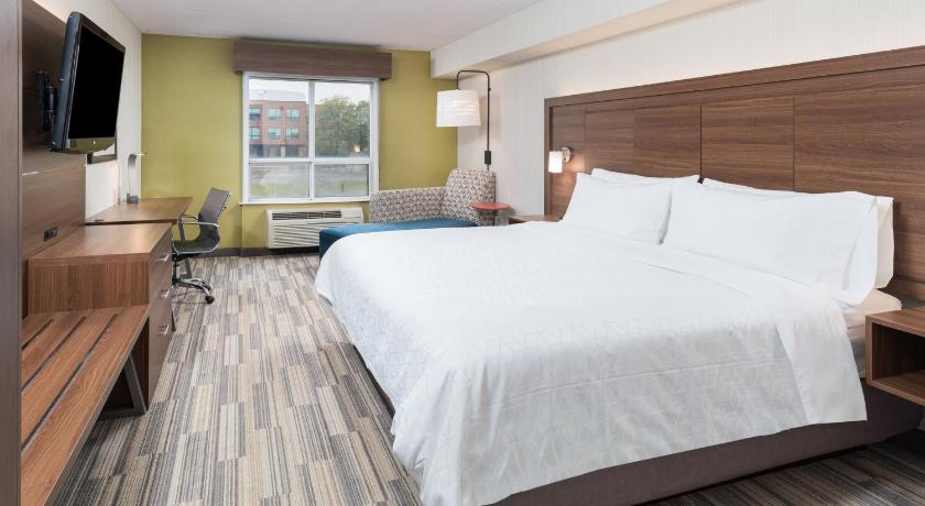 Holiday Inn Express Hotel & Suites Milton