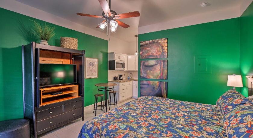 Vibrant Naples Studio with Pool Access and Porch! — Hotel in Everglades City (FL)