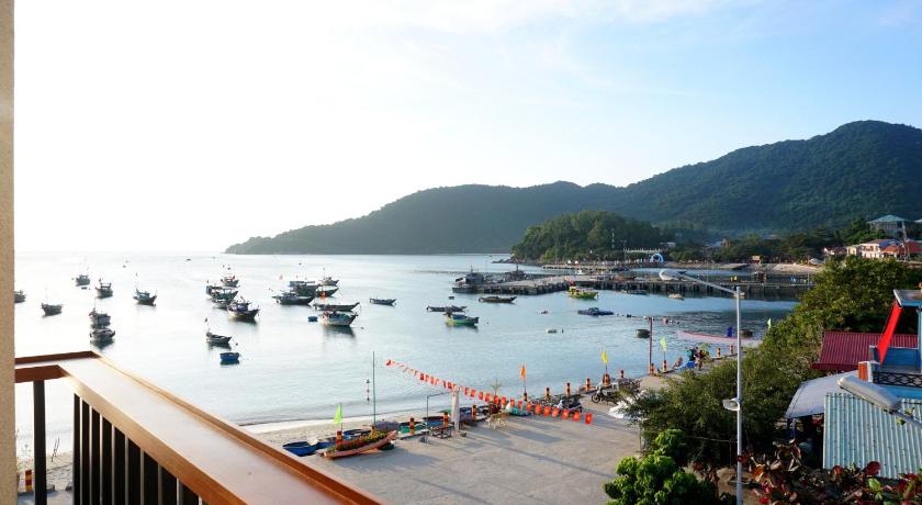 a harbor filled with lots of boats on a sunny day, Monkey Homestay & Bar in Tan Hiep