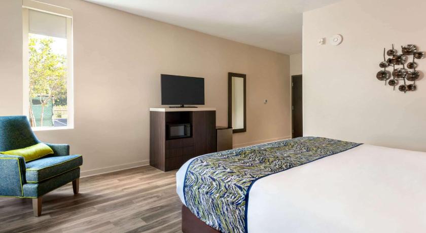 La Quinta Inn & Suites by Wyndham Orlando IDrive Theme Parks