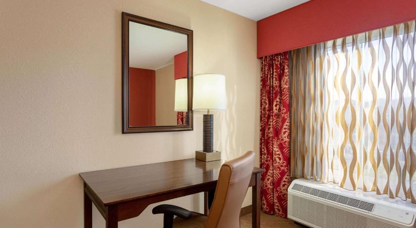 Image of 1 King Bed, Executive Room, Non-Smoking 1