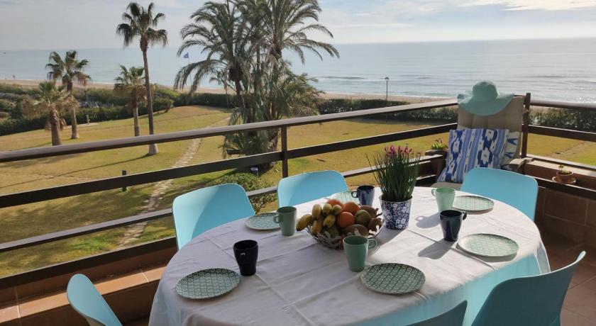 Gava Mar- Castelldefels Beachfront Apartment- Direct access to the beach — Hotel in Barcelona