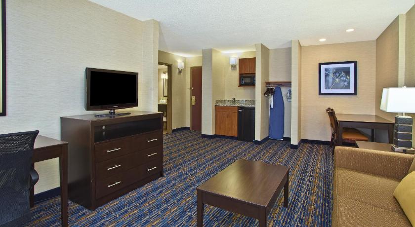 Holiday Inn Express and Suites Pittsburgh West Mifflin