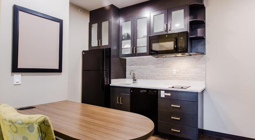 Candlewood Suites West Edmonton - Mall Area