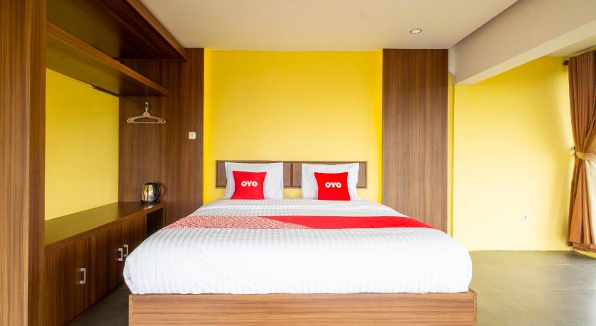 a bedroom with a bed and a dresser, Capital O 1973 Guest House Toserba Selamat Syariah Pelabuhan Ratu in Pelabuhan Ratu