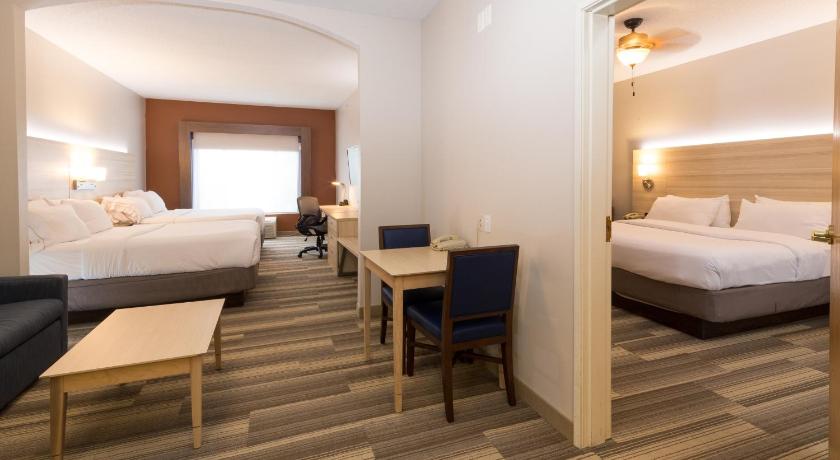 Holiday Inn Express Hotel & Suites Detroit-Utica photo